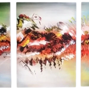 beyaz zemin üzerine siyah, kırmızı ve turuncu renklerin yatay bir hat üzerinde hareket ettiği üç parçalı soyut tablo. fırça darbeleri patlamayı ve enerjiyi andıran dinamik bir yapıdadır.