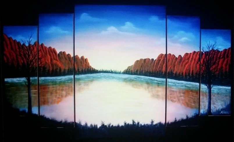 abdullah özel tarafından resmedilmiş, beş parçalı manzara tablosu. tabloda kızıl kayalıklar, koyu yeşil çam ağaçları ve durgun bir göl üzerindeki parlak gün batımı yansıması görülmektedir. iki yanda siluet halinde yapraksız ağaçlar kompozisyonu çerçevelemektedir.