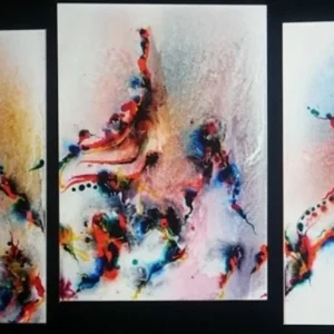 abdullah özel imzalı, üç dikey panelden oluşan soyut kanvas tablo seti. beyaz zemin üzerine canlı kırmızı, mavi, sarı ve siyah renklerin akışkan bir şekilde dağıldığı, sıçratma ve yayma tekniklerinin kullanıldığı modern bir çalışma görülmektedir. her panel bir öncekinin renk enerjisini devam ettirerek bir bütün oluşturmaktadır.