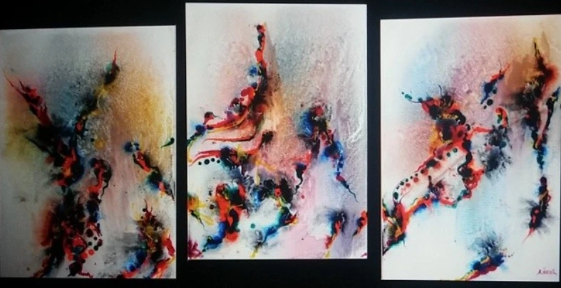 abdullah özel imzalı, üç dikey panelden oluşan soyut kanvas tablo seti. beyaz zemin üzerine canlı kırmızı, mavi, sarı ve siyah renklerin akışkan bir şekilde dağıldığı, sıçratma ve yayma tekniklerinin kullanıldığı modern bir çalışma görülmektedir. her panel bir öncekinin renk enerjisini devam ettirerek bir bütün oluşturmaktadır.